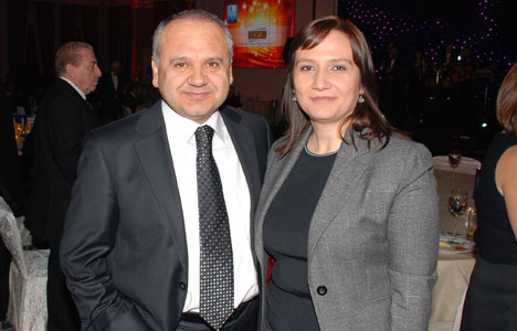 �STANBUL VAL� YARDIMCISI FEYZULLAH �ZCAN VE E��