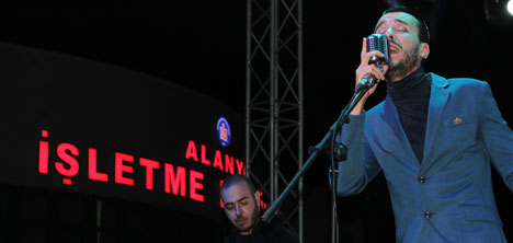 Üniversiteliler Cem Adrian’la coştu