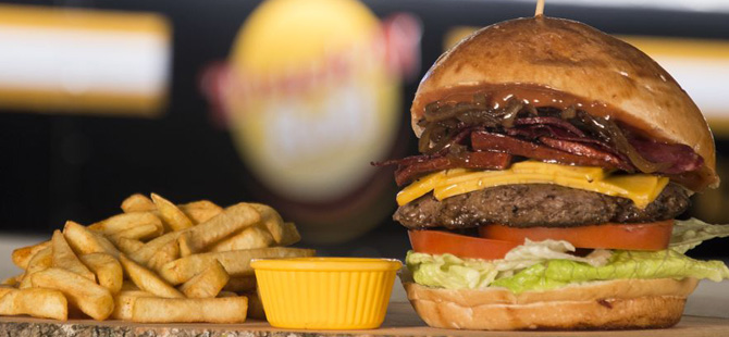 Özel formüllü burger köftesi ile sucuk ve pastırmanın benzersiz uyumu