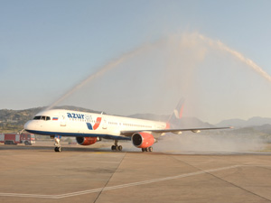 Gazipaşa Havalimanın uzayan pistine  Boeing B757 tipi uçağı indi