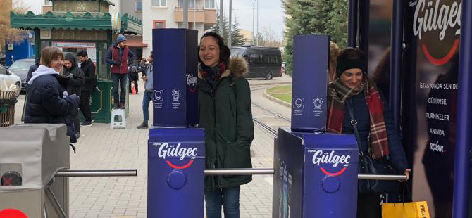 Bursalılara şehir içi ulaşımında bir gülüş ile turnikeler açılıyor