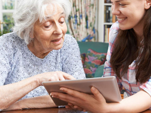 Torunlarından teknolojiyi öğrenen dede ve nineler, sosyal medyayı ve e-ticareti keşfetti.”