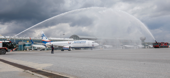 SunExpress’ten ilk uçuşlara özel su takı