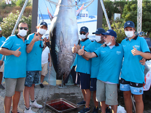 Didim’de 260,8 kg’lık dev orkinos yakalandı