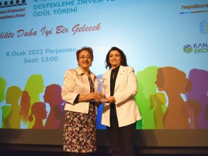 Gülüzar Özev Sivil Toplum ve Sosyal Etki Ödülünü aldı 