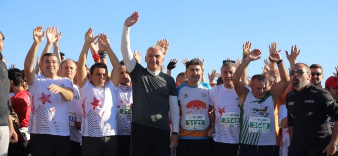 Kültür ve Turizm Bakanı Mehmet Nuri Ersoy Gelibolu Maratonu'na katıldı