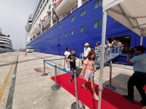 Ege’de ilk seferine çıkan yeni gemi Journey, Kuşadası’nda!