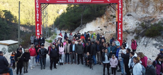 Badem çiçekleri festivale dönüştü