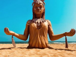 Deniz, Kum ve Güneşin Ötesinde Bir Sahil