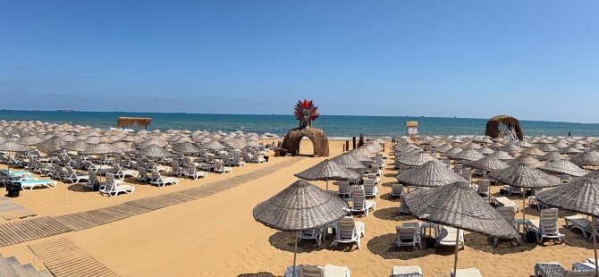 Deniz, Kum ve Güneşin Ötesinde Bir Sahil