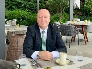 Bir Otel İnşa Etmek Kolay, Bir Hikâye İnşa Etmek Sanattır