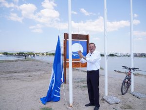 Ayvalık Belediyesi plajlarında Mavi Bayraklar göndere çekildi