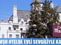 EVE KOMŞU OTELDE EVLİ SEVGİLİYLE KAÇAMAK
