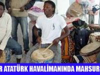 AFRİKALI 14 DANSÇI AHL'DE MAHSUR KALDI