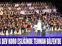 TEOMAN BİLFENLİ ÖĞRENCİLERLE SAHNEDE