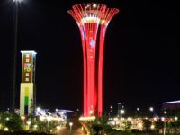 EXPO Kulesi ay yıldızlı renklere büründü