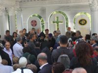 Sarayın mimarlarına görkemli bir Anıt Mezar