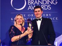 İngiltere’de düzenlenen törende, Anadolu Efes ödülü World Branding Awards başkanı Richard Rowles’ın elinden aldı