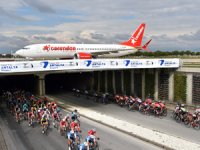  Yarışçılar, Fraport TAV Antalya Havalimanı’nda piste giden uçağın altından geçerken unutulmaz anlar yaşandı