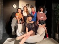 Şen Kızlar, Güldüren Düşündüren Oyunla Sahnede