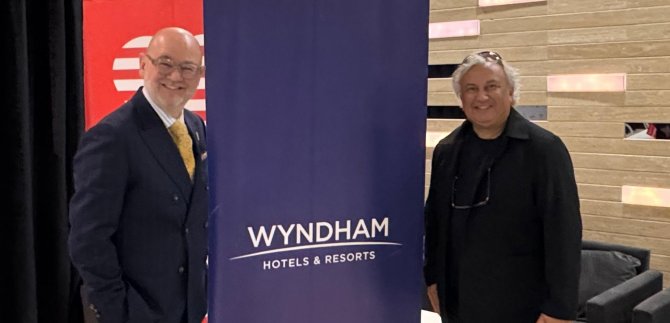 dimitris-manikis-wyndham-hotels-resorts-turkiye-ulke-direktoru-arcan-bayraktaroglu-001.jpg