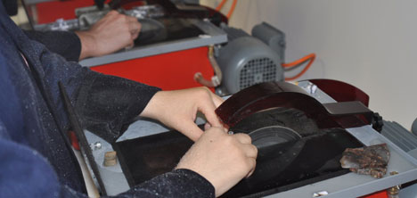 mucevher-ihracatcilari,mucevher-ihracatcilari-birligi-,taslarin-tilsimini-duymak,degerli-tas-kesim-merkezi,isitme-engelliler-federasyonu,2.jpg mucevher-ihracatcilari,mucevher-ihracatcilari-birligi-,taslarin-tilsimini-duymak,degerli-tas-kesim-merkezi,isitme-engelliler-federasyonu,2.jpg