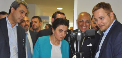 mucevher-ihracatcilari,mucevher-ihracatcilari-birligi-,taslarin-tilsimini-duymak,degerli-tas-kesim-merkezi,isitme-engelliler-federasyonu,3.jpg mucevher-ihracatcilari,mucevher-ihracatcilari-birligi-,taslarin-tilsimini-duymak,degerli-tas-kesim-merkezi,isitme-engelliler-federasyonu,3.jpg