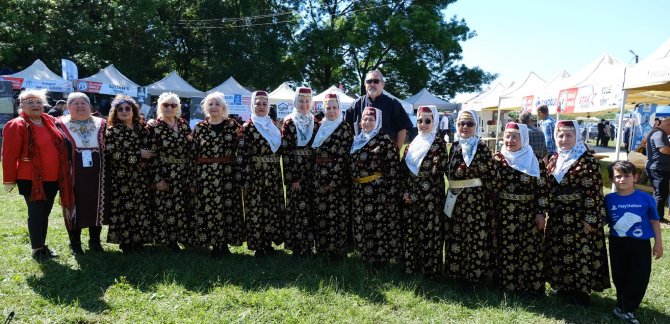 sakarya-gurcu-festivaligurcistan-istanbul-konsolosu-aleko-jishkariani-sakarya-valisi-rahmi-dogan-buyuksehir-belediye-baskani-yusuf-alemdar.JPG