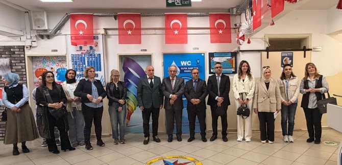 selami-ali-ortaokulu-muduru-ekrem-acarmihenk-tasiyeni-yuzyil-universitesi-hukuk-fakultesi-dekani-prof-dr-celal-erbay-001.jpg