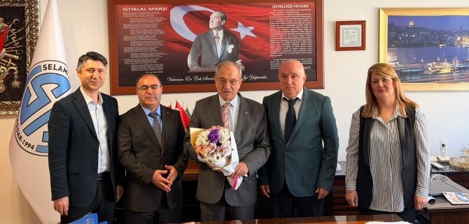 selami-ali-ortaokulu-muduru-ekrem-acarmihenk-tasiyeni-yuzyil-universitesi-hukuk-fakultesi-dekani-prof-dr-celal-erbay-002.jpg