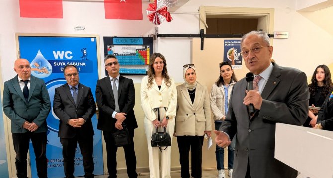 selami-ali-ortaokulu-muduru-ekrem-acarmihenk-tasiyeni-yuzyil-universitesi-hukuk-fakultesi-dekani-prof-dr-celal-erbay-003.jpg