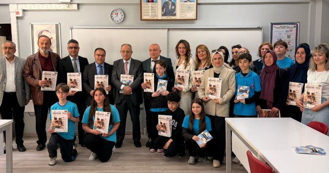 selami-ali-ortaokulu-muduru-ekrem-acarmihenk-tasiyeni-yuzyil-universitesi-hukuk-fakultesi-dekani-prof-dr-celal-erbay-004.jpg