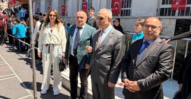 selami-ali-ortaokulu-muduru-ekrem-acarmihenk-tasiyeni-yuzyil-universitesi-hukuk-fakultesi-dekani-prof-dr-celal-erbay.jpg