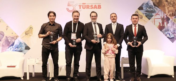 tursab-bilgi-teknolojileri-ve-medya-iletisimi-grup-baskani-mesut-kanat-gazeteci-yazar-emrullah-erdinc-ekonomist-selcuk-gecer-ve-kanal-d-haber-muhabiri-ibrahim-konar-002.jpg